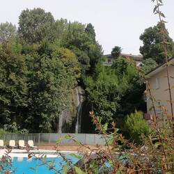 Ein Wasserfall im Garten. Hat auch nicht jeder.
