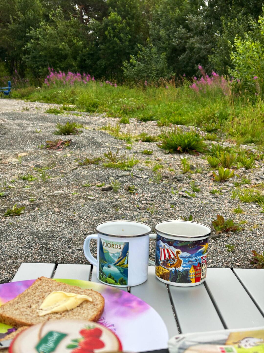 Kaffee aus den neuen Tassen☕️