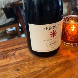 Bubbly with apple flavor