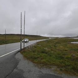 Stangen markieren den Verlauf der E7 im Winter unter Schnee