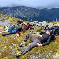 Rast hinter der Grenzmauer in Italien