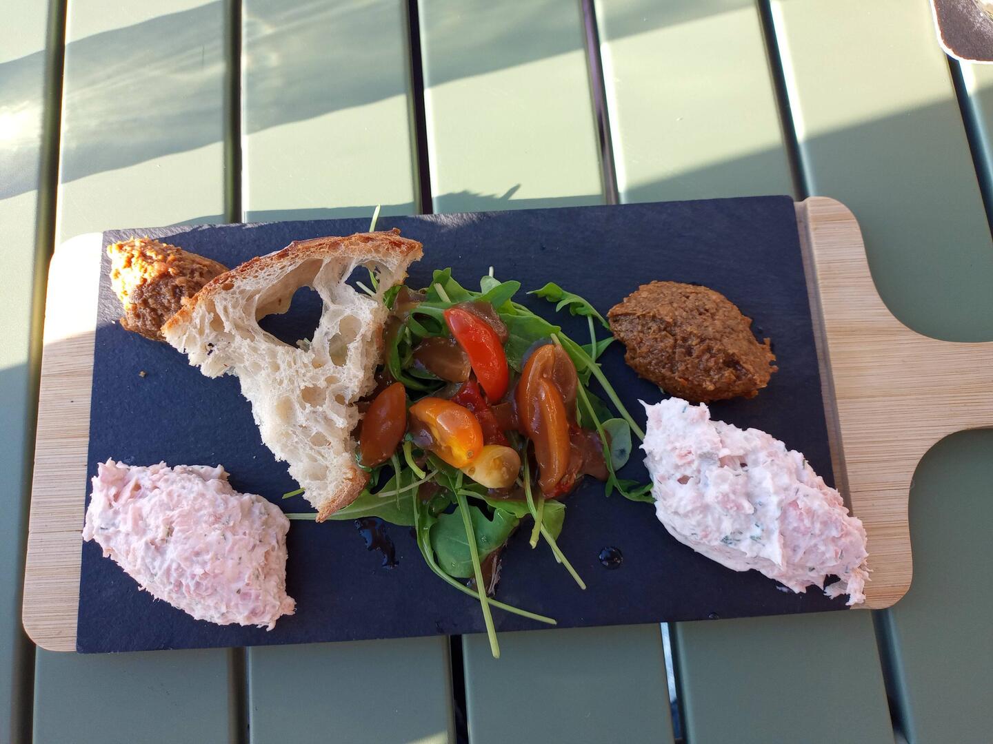 Rillettes de saumon et sa tapenade olives et tomate