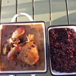 Cuisse de poulet, sauce morilles et vin jaune, riz noir