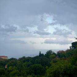 In der Ferne gibt es die ersten Löcher in der Wolkendecke