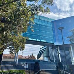 Het rechten gebouw, met op de achtergrond the Quadrangle