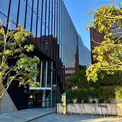 Het oude architectuur gebouw tegen het nieuwe social science gebouw aan! Hier heb ik 1 tutorial