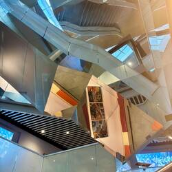 Binnenin het social sciences gebouw (dit zijn allemaal trappen)