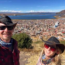 Blick auf die Stadt und den See (im Hintergrund ist Bolivien zu sehen)
