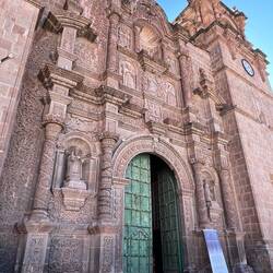 ...mit toll verzierter Fassade