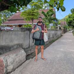 Finding out hostel in Gerupuk 🎒