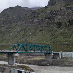 Die Brücke zum Tunnel, überall reißende Flüsse