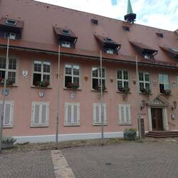 Rathaus mit Wappen