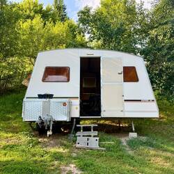 Obwohl ich im Zelt übernachten wollte, wurde ich dazu überredet, in diesem Camper zu schlafen. 😴