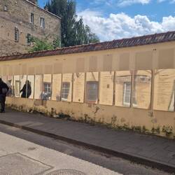 Die Verfassung von Užupis, teils lustig teils philosophisch. Bestimmt war Alkohol im Spiel😜