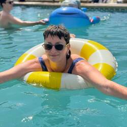 Pool, Poolring, Wasser und Sarah = passt perfekt.
