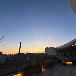 Zu späterer Stunde auf der Dachterasse unseres One-Night-Boutique-Hotels.