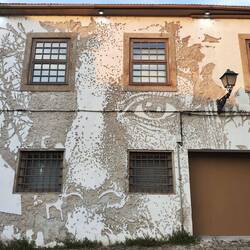 Kein Graffiti, sondern aus dem abbröckelnden Putz geklopftes Relief.