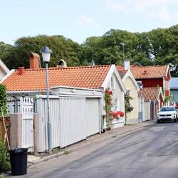 Alles in Holz gebaut. Und meist mit Elektrotankstelle vor dem Parkplatz.