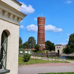 Der zum Wohnturm umgebaute alte Wasserturm außerhalb der alten Stadtmauer.