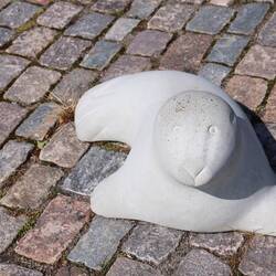 Über all Robben als Straßenpoller.