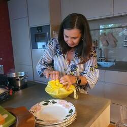 Karin bekommt Safran, rosa Pfefferbeeren und Fleur de sal