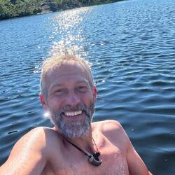 Der Mann mit Heiligenschein geht übers Wasser.