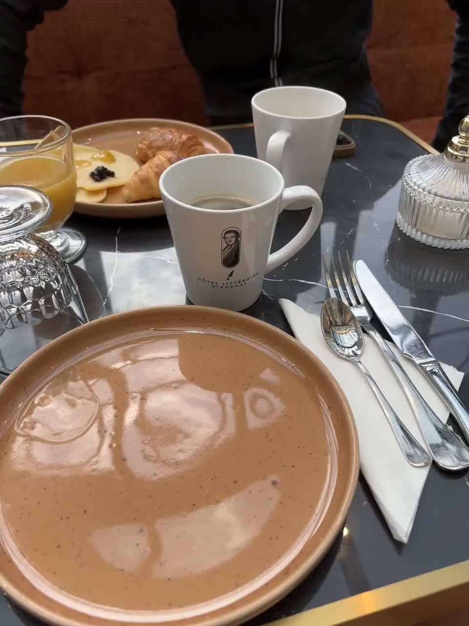 Unser Frühstück im Pavillon. Es hat hier etwas hoheitliches aber auch gemütliches