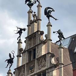 Die Figuren der Steinmetzgilde sollten sich eigentlich drehen aber sie waren zu schwer