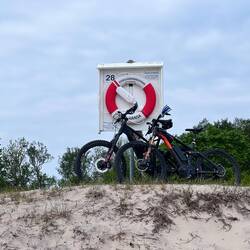 Mit dem Bike dem schönen Strand entlang