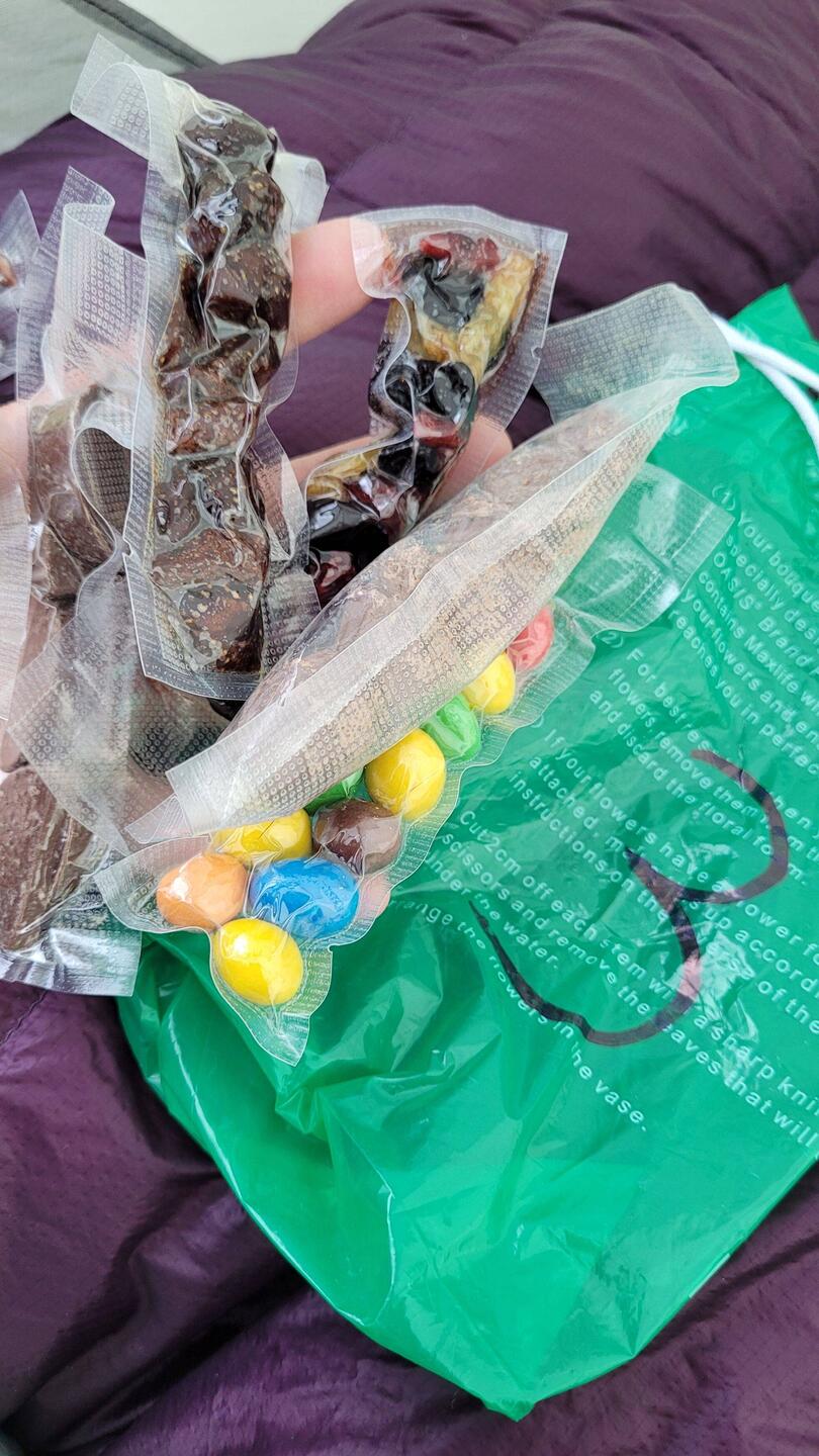Ich nehme R. einige seiner sorgfältig vorbereiteten Tagesrationen Snacks ab.