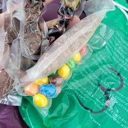 Ich nehme R. einige seiner sorgfältig vorbereiteten Tagesrationen Snacks ab.