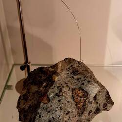 Ein Rohdiamant im Stein