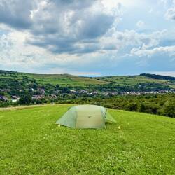 Mein Zelt steht heute etwas ausserhalb von Petriș.