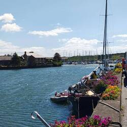 Blumengeschmückte Hafenpromenade