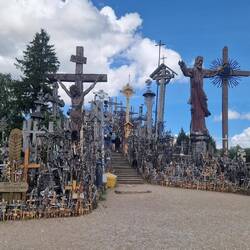10 m hoher Hügel. Eine Holztreppe führt durch die unzähligen Kreuze