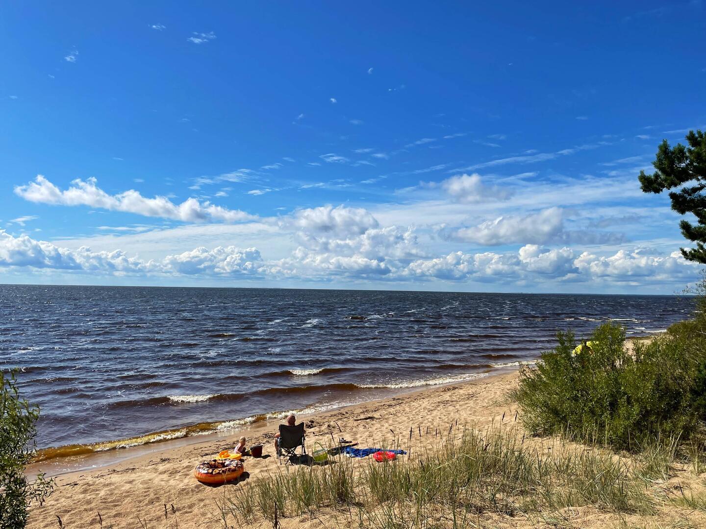 Hier ist der See so breit, dass man die russische Seite nicht erkennen kann.