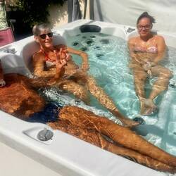 Le jakuzzi est en partie réparé, l'occasion de l'inaugurer lors de notre barbecue retrouvailles 👍🍺