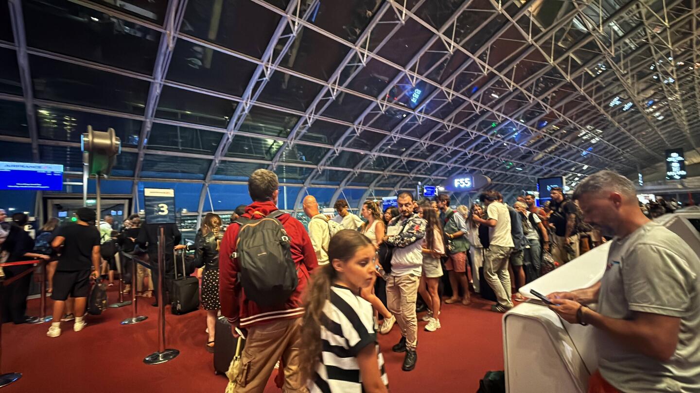 Aéroport de Paris (blindé, vols en retard dont le nôtre), bonjour la déprime du retour ! 🫣😓