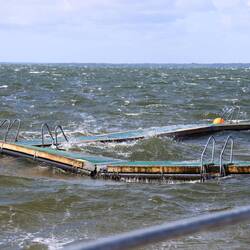 Eine kleine Balanzierleistung den Badesteg zu benutzen.