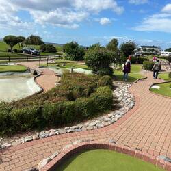 Und unser Minigolfplatz mit ganz vielen Wassergräben.