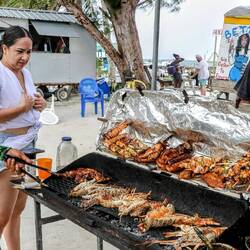Typical Caribbean: barbecue with lobster, seafood and chicken.