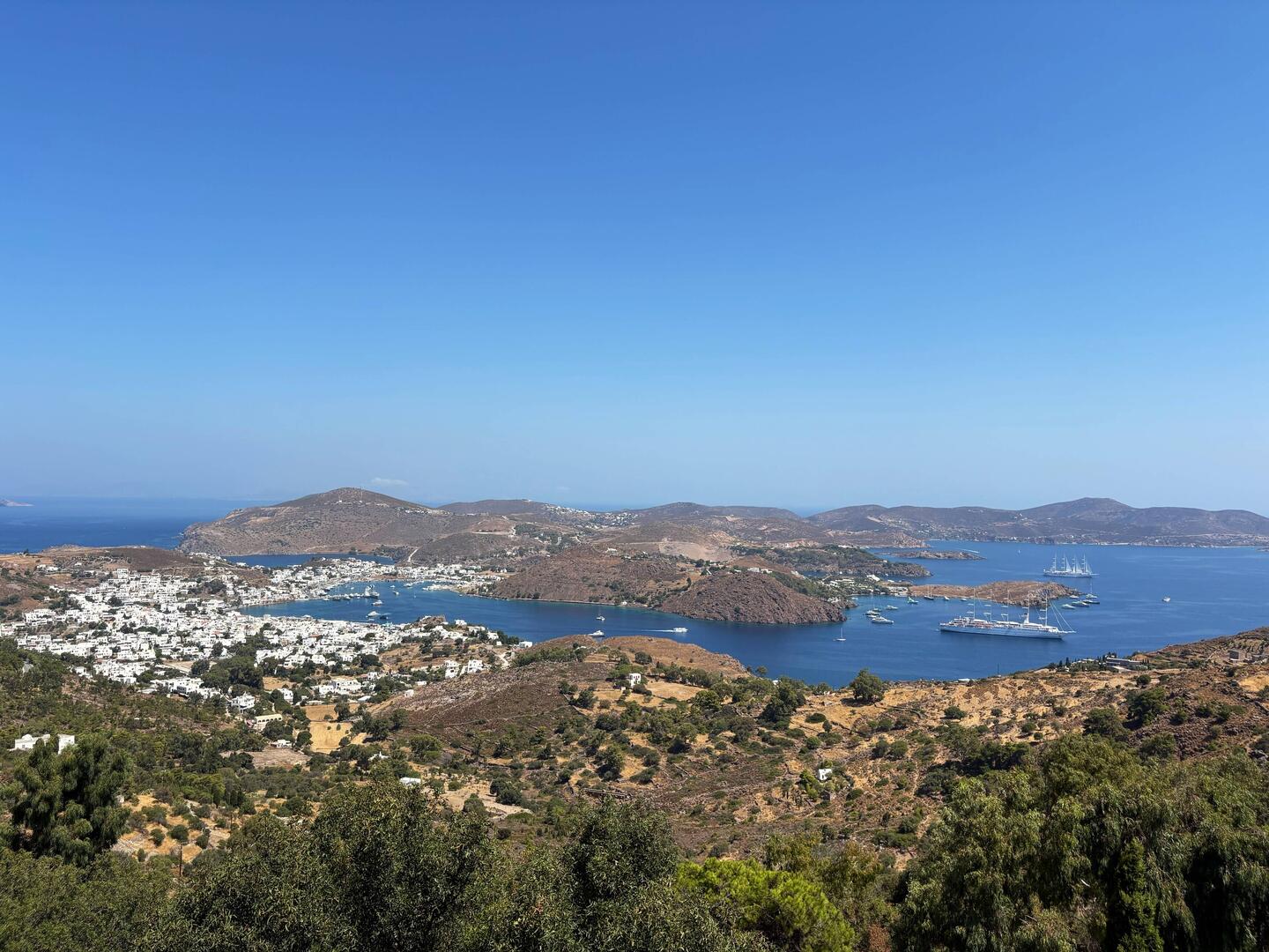 Die Insel Patmos mit Sicht auf den Hafen