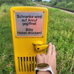 Schranke mit Ruf-Knopf