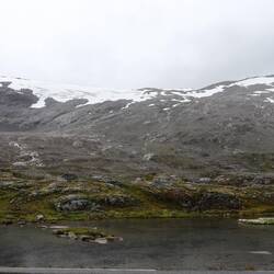 die Höhenzüge neben der Straße sind bis zu 1600 m hoch