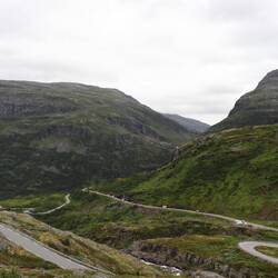 ... mit bis zu 10% Gefälle geht es runter zum Geirangerfjord