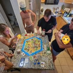 Abends haben wir bei Keaton und seiner Familie Siedler gespielt