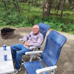 Willkommensbierchen am Stellplatz am Boya Lake
