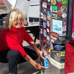 An der Tankstelle muss natürlich der Aufkleber drauf