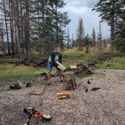 ...mit gratis Feuerholz, sodass Kevin seinem liebsten Hobby ausgiebig nachkommen kann