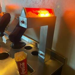 Buttersoße auf salzigen Popcorn ... schmeckt nicht so
